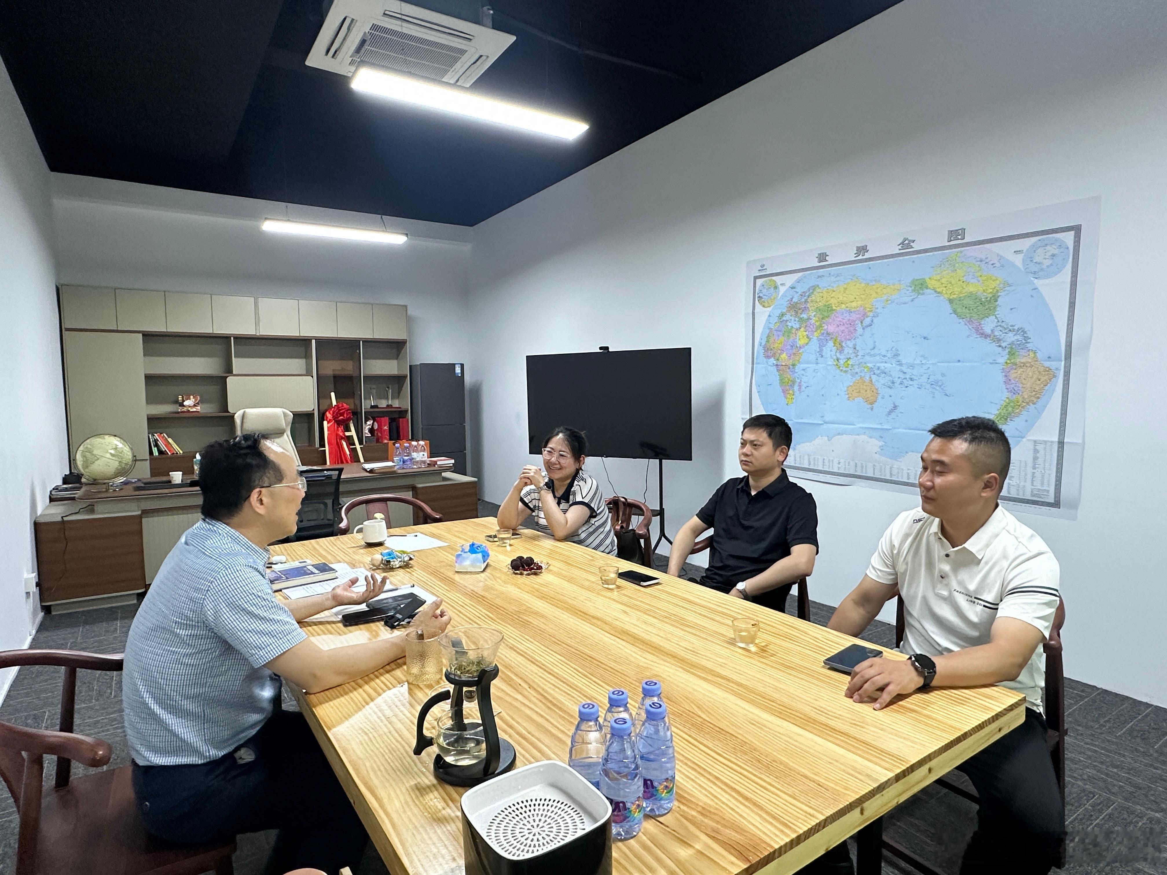 年轻人想向我讨教智慧，他们不知道的是，我想向他们讨一点勇敢和莽撞。 上海