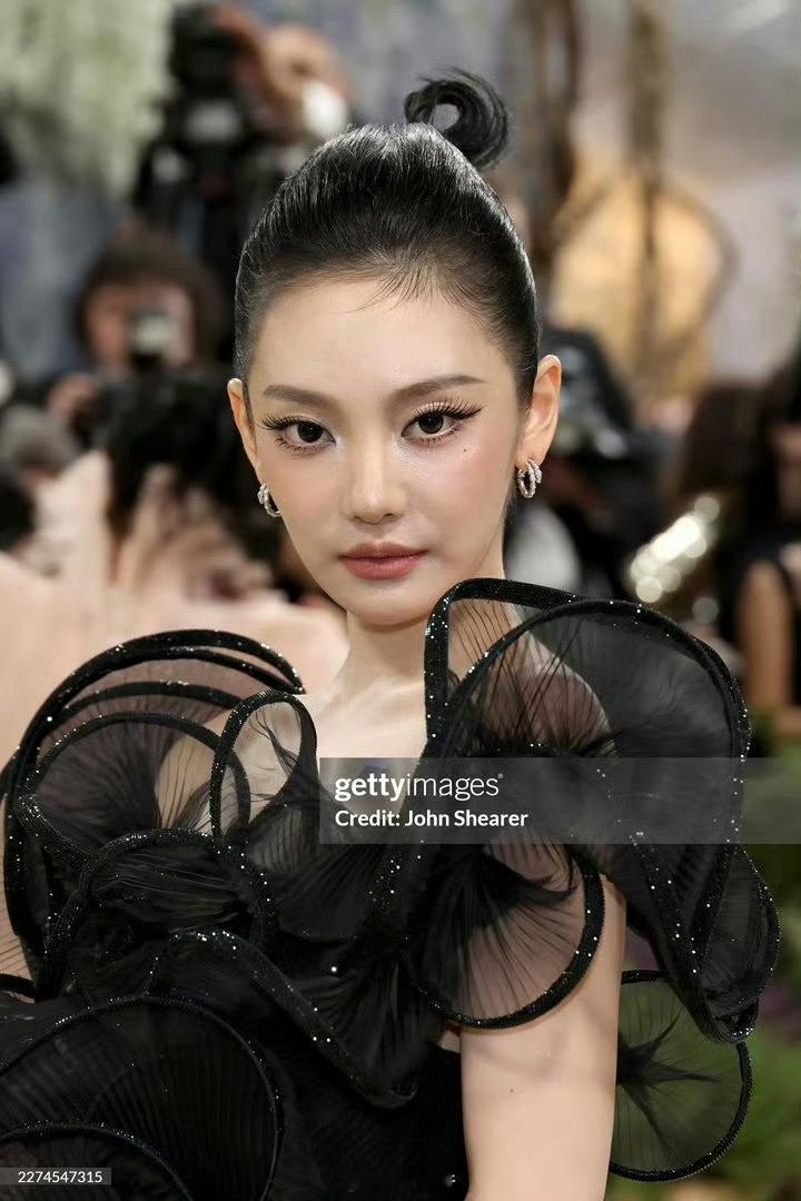 宁艺卓metgala红毯造型特别贵气 宁艺卓拖尾黑纱裙宁艺卓metgala红毯造
