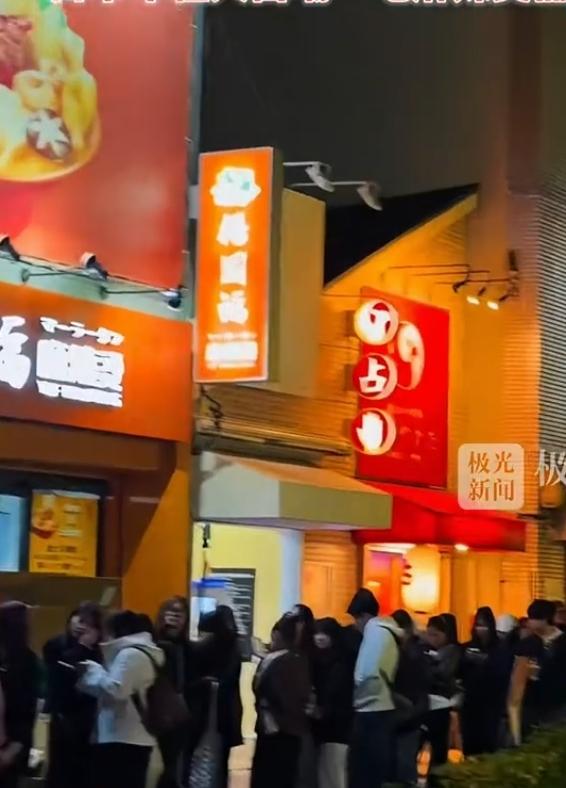 谁能想到，在咱这被爹妈念叨“油大盐多”的麻辣烫，在日本火得一塌糊涂，还被年轻女性