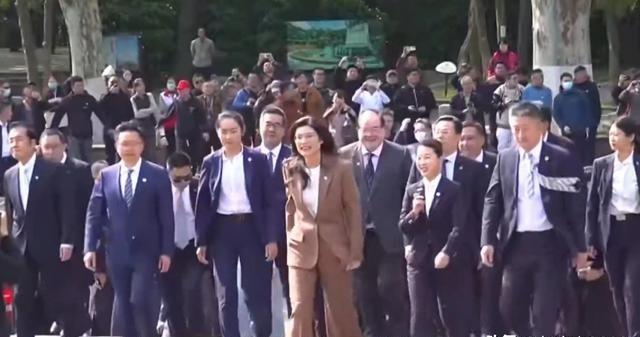 南京中山陵392台阶 代表孙中山逝世时，中国约 3亿9千2百万 人口 。同样代表