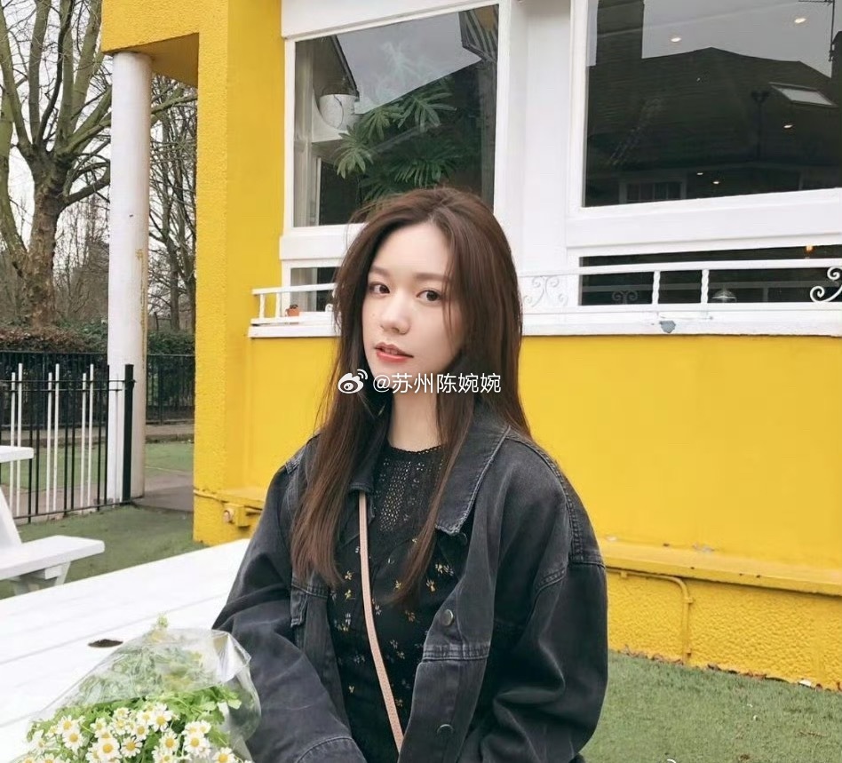 网友说綦美合家现在还挺有钱的，爸爸在香港继续做生意，一年能赚好多好多钱