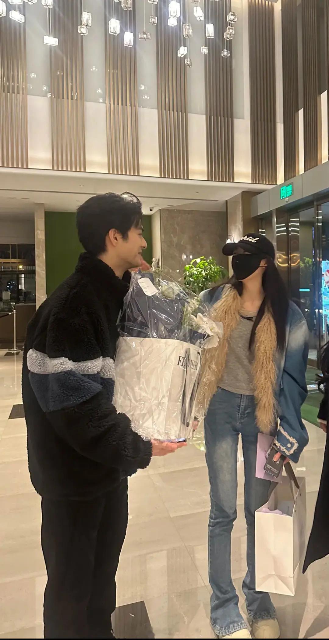 言子的姐感无师自通  明明是年下第二张挽着很sweet[抓狂][舔屏][舔屏][