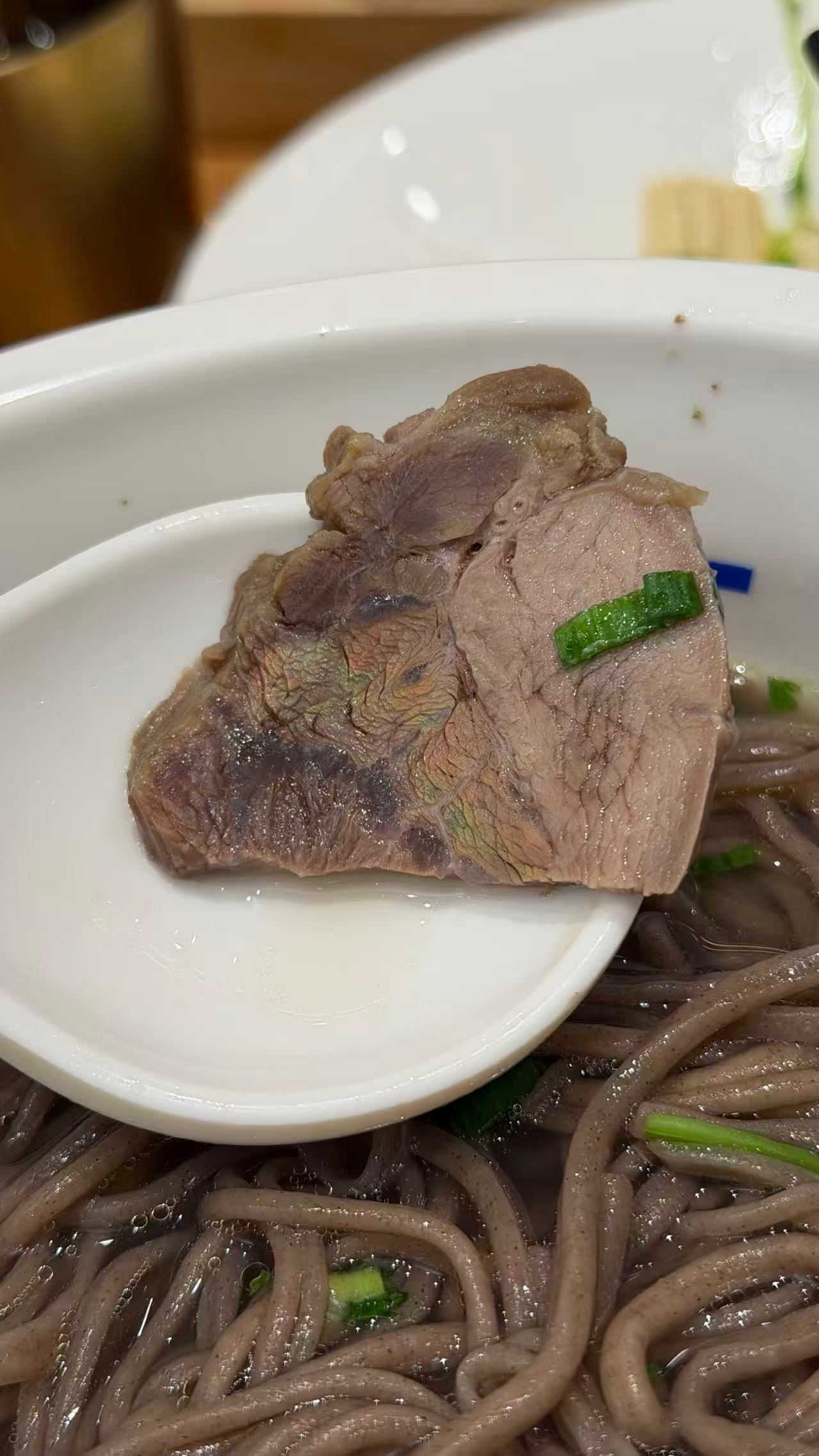 不懂就问，这种彩虹牛肉能吃吗？是牛肉本身彩虹 还是汤汁的原因？有没有懂得大哥指导