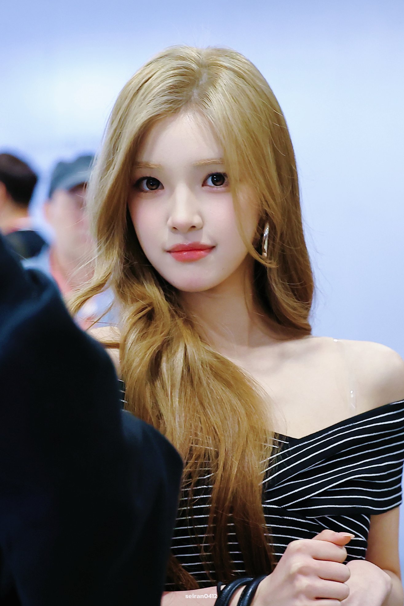 眼神锁定🔒 好完美的肩…….