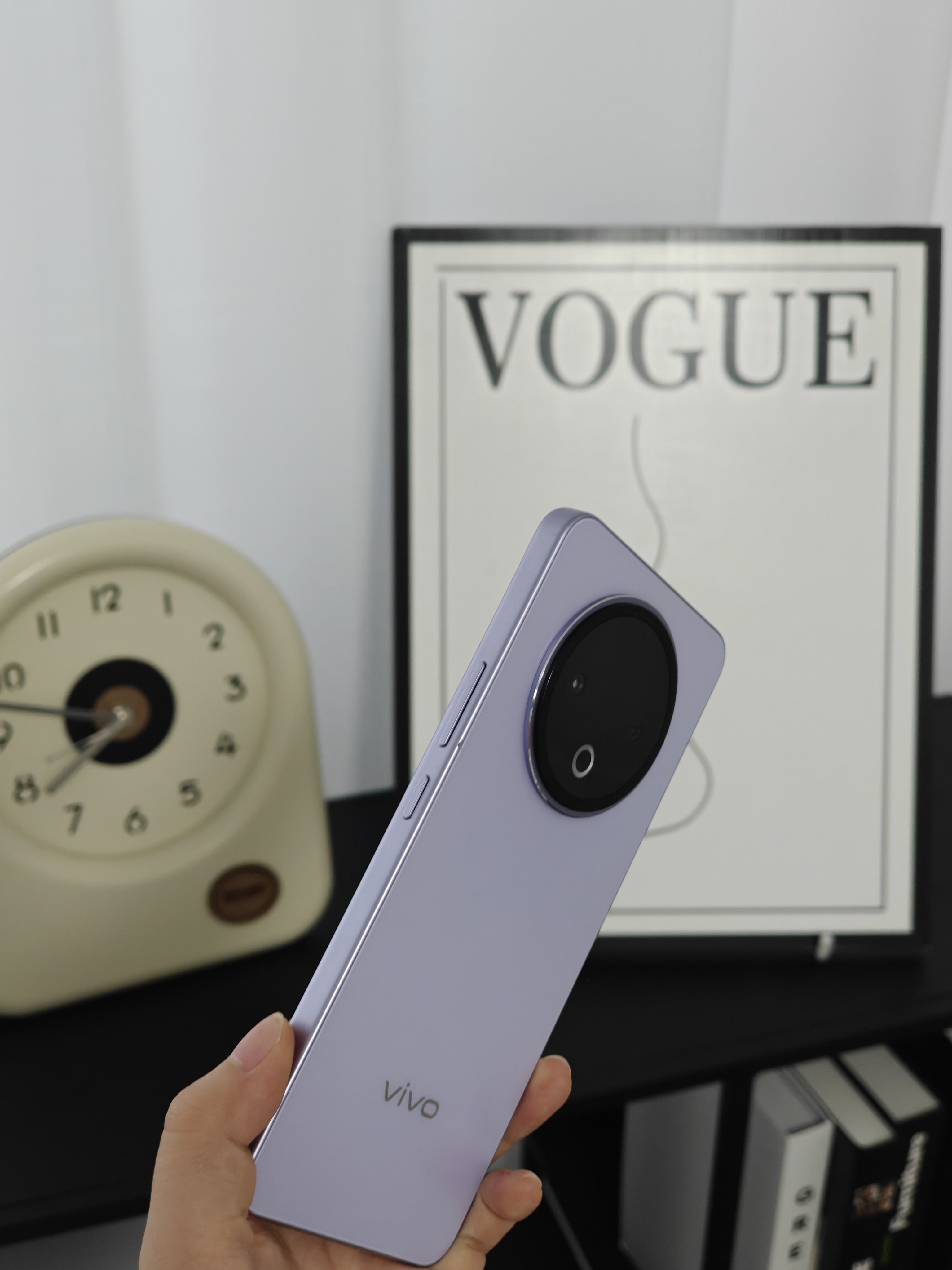 「上手报告」vivo Y500做得挺扎实的，机身有种莫名的可靠感，它的材质和结构