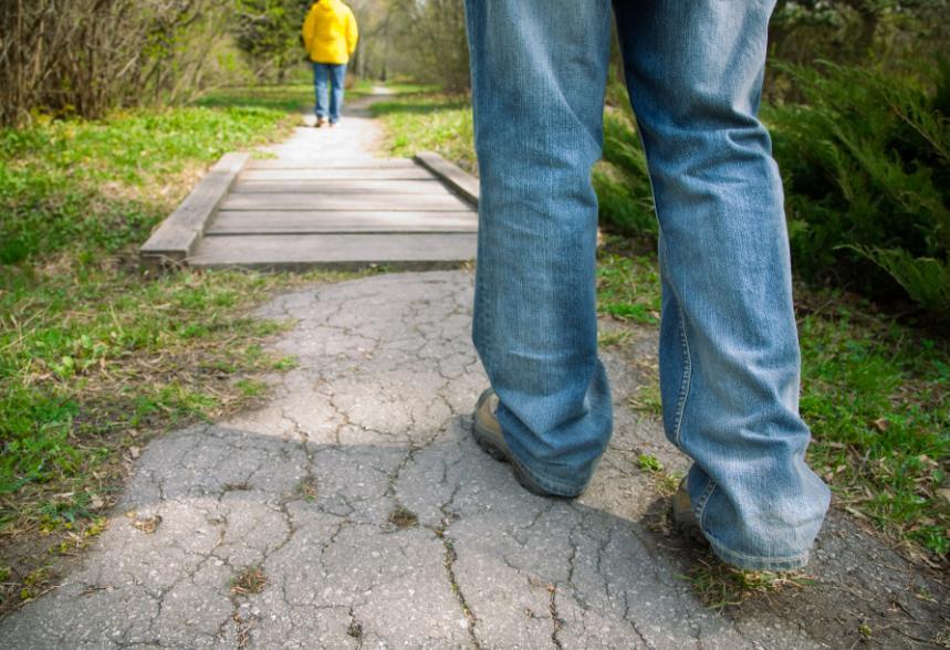 医生告诫，一天中，2个时间散步最有益身心，赶紧看看走对了吗？

很多人习惯一大早