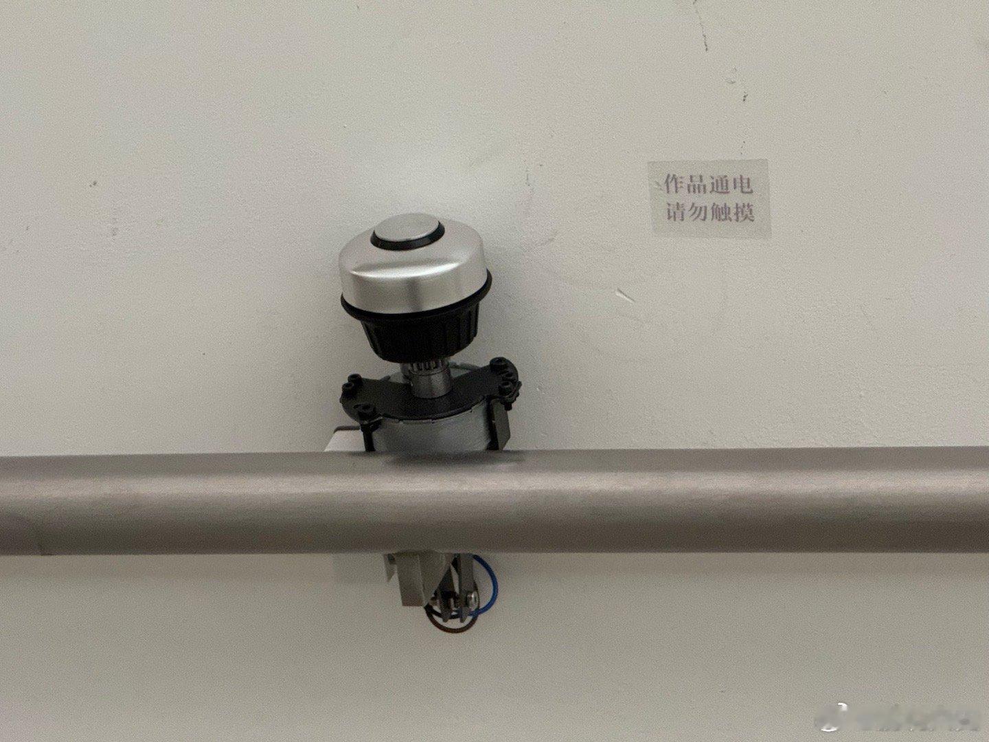 逛展参观今天看央美毕业展最离谱的作品：《声恍》在楼梯扶手装了排铃铛博物馆游  ​