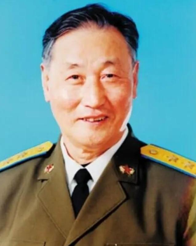1951年，志愿军飞行员刘玉堤在返航途中，无意间发现，自己身下竟有一群黑压压的敌