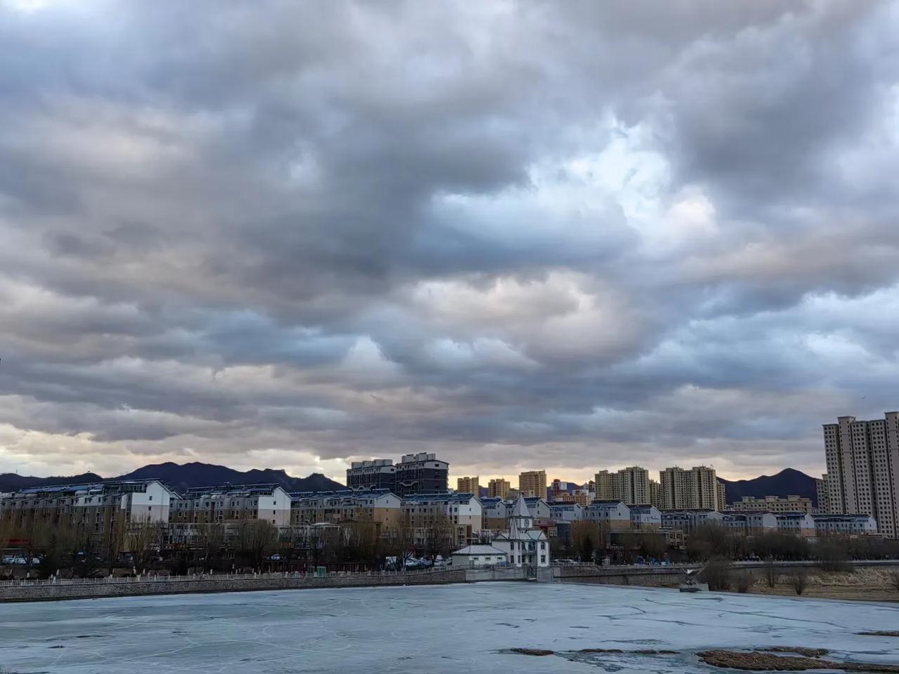 上联：花前我是题诗客，诚邀下联下联：柳岸卿为咏曲仙！