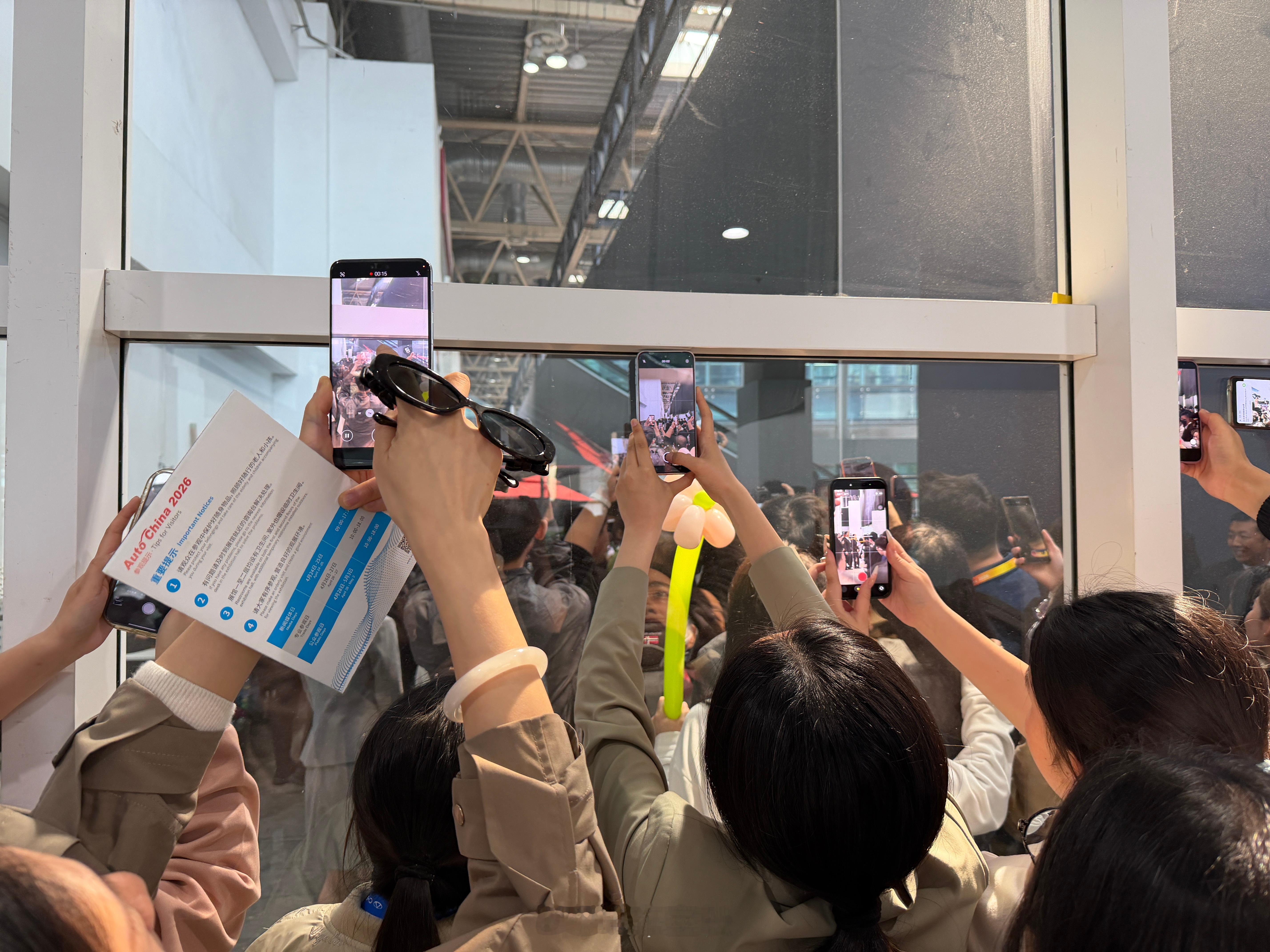 北京车展明星生图白敬亭是真帅啊，这会儿在E2的问界展台，快冲吧，我看到他头发了 