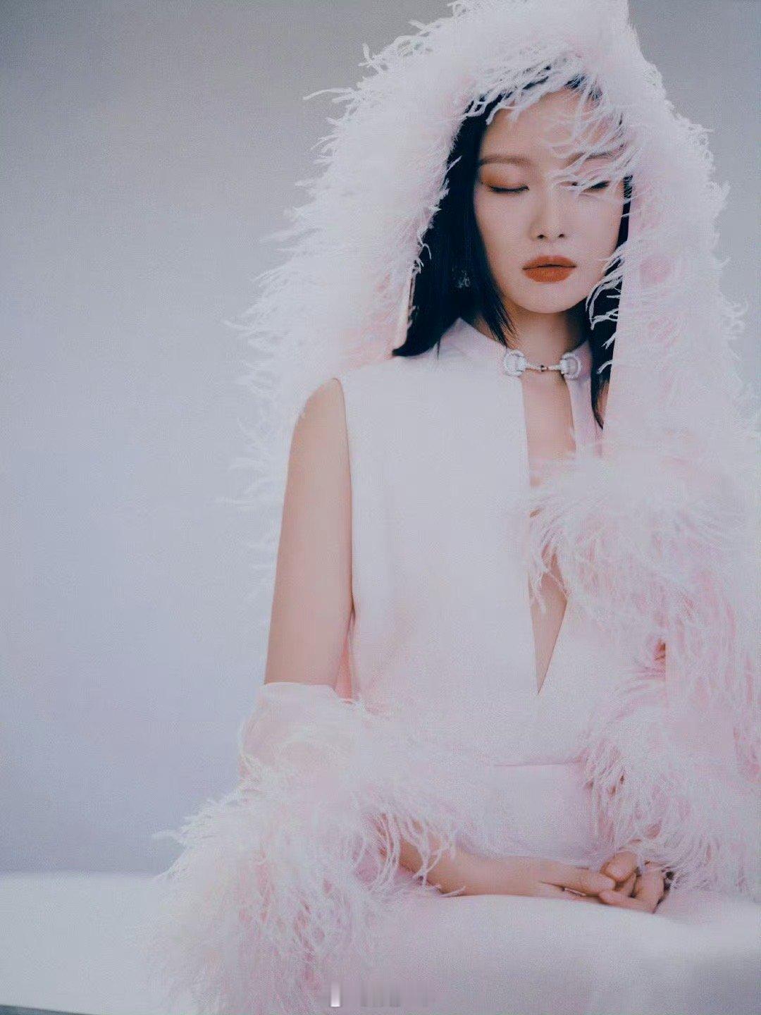 谁能够懂倪妮美照的含金量啊，这组微博之夜出图太有大片质感了，她的眼神也饱含故事感
