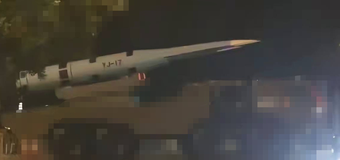 YJ高超3兄弟2️⃣升力体滑翔弹DF17横空出世的时候全球哗然！那不大的身材加上