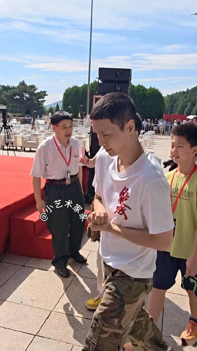 张艺兴为新电影剃寸头张艺兴寸头硬汉 新片开机喜报传来，张艺兴寸头造型亮相路透，利