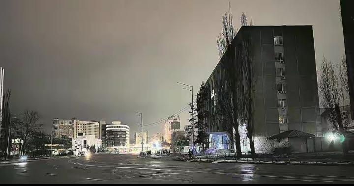 突发！乌无人机突袭莫斯科，两座核心机场关停数小时，300+航班瘫痪，俄拦截273