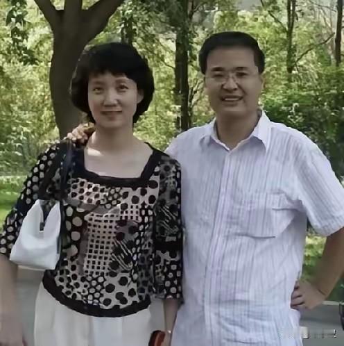 央视美女主持主持人，甘肃人，如今60多岁了，经历了2段婚姻，无儿无女，选择了丁克