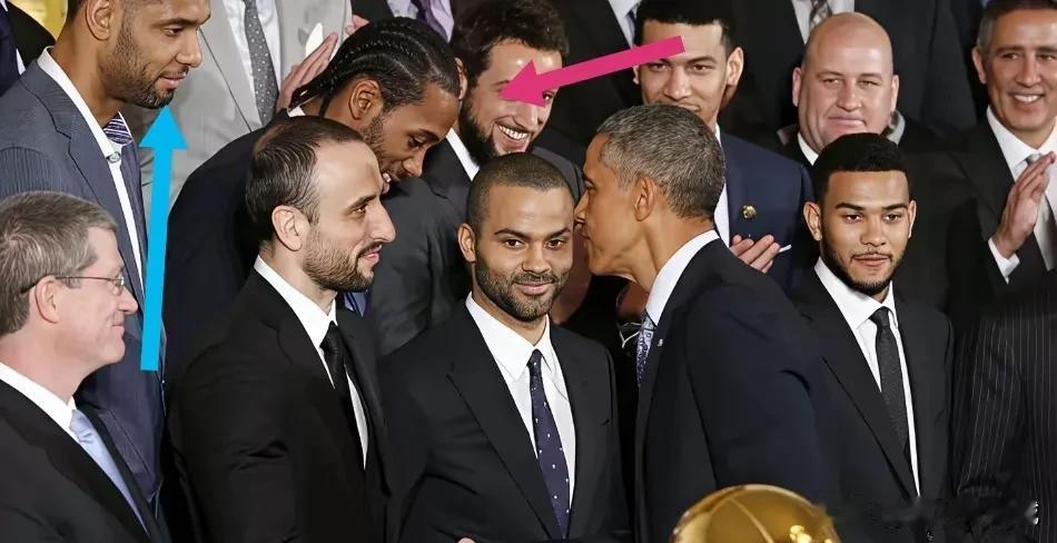 当年奥巴马在白宫接见NBA总冠军马刺队的球员，前面站的是托尼•帕克，马努•吉诺比