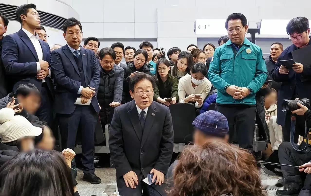 李在明太能把握机会了！直接向空难遇难者家属下跪的镜头彻底赢得了韩国民众的好感。