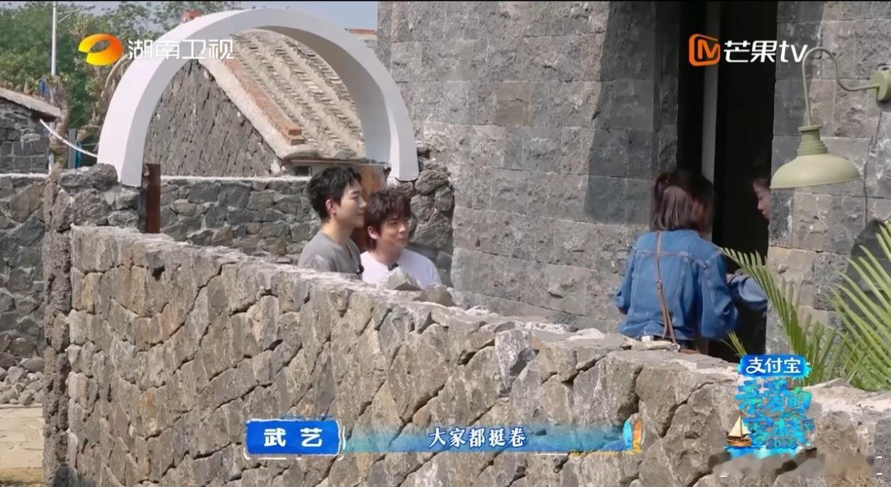 武艺带着度假装备来客栈，结果发现需要的是战斗状态。武艺以为是慢综其实是卷综亲爱的