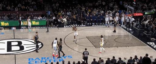 垃圾时间最后9秒，他抬手投篮，对手直接把他撞出场外——NBA却罚了两个人。
勇士