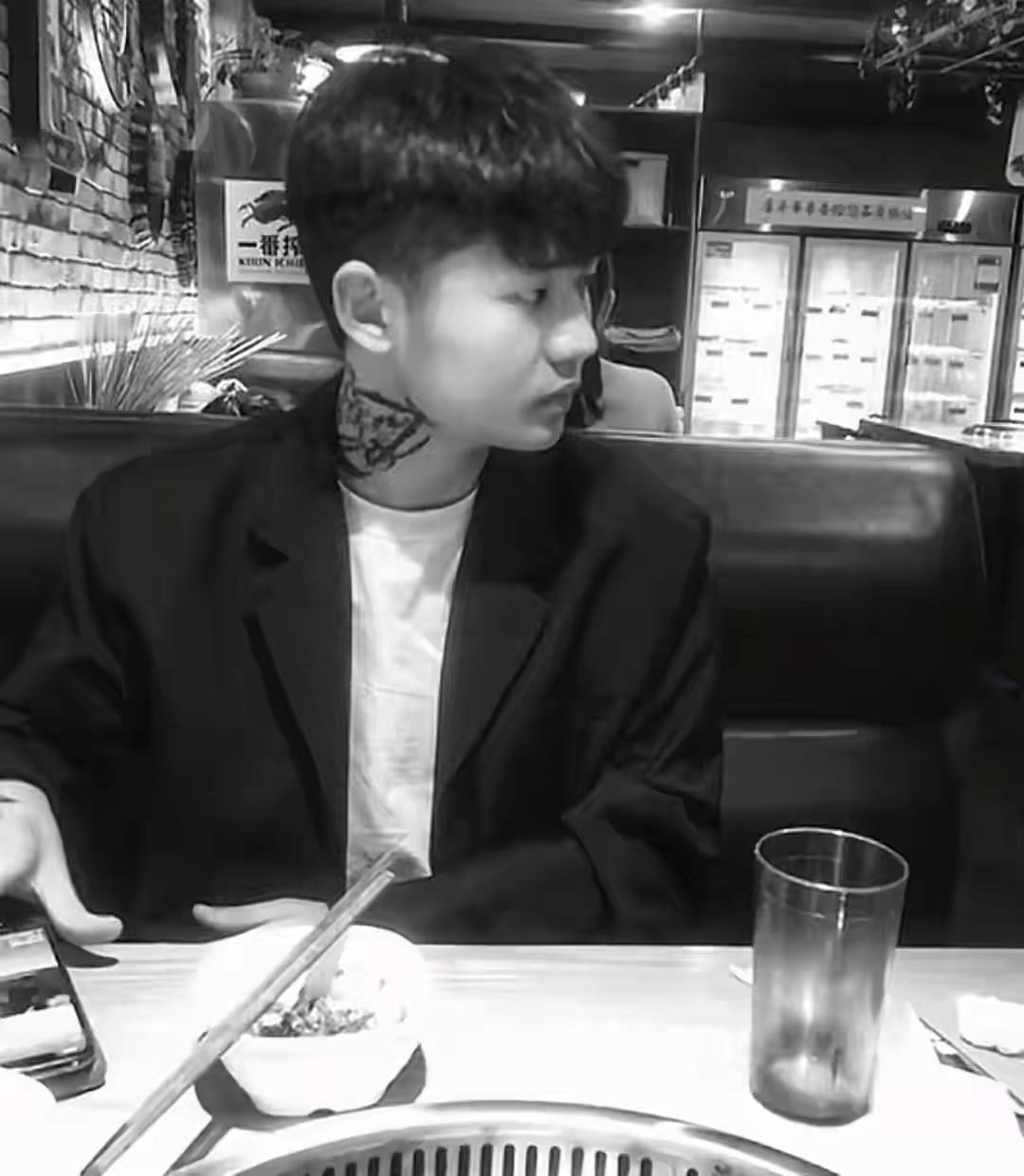 近日，安徽合肥30岁的健美冠军王昆突发去世，引发外界关注。

王昆是90后，安徽