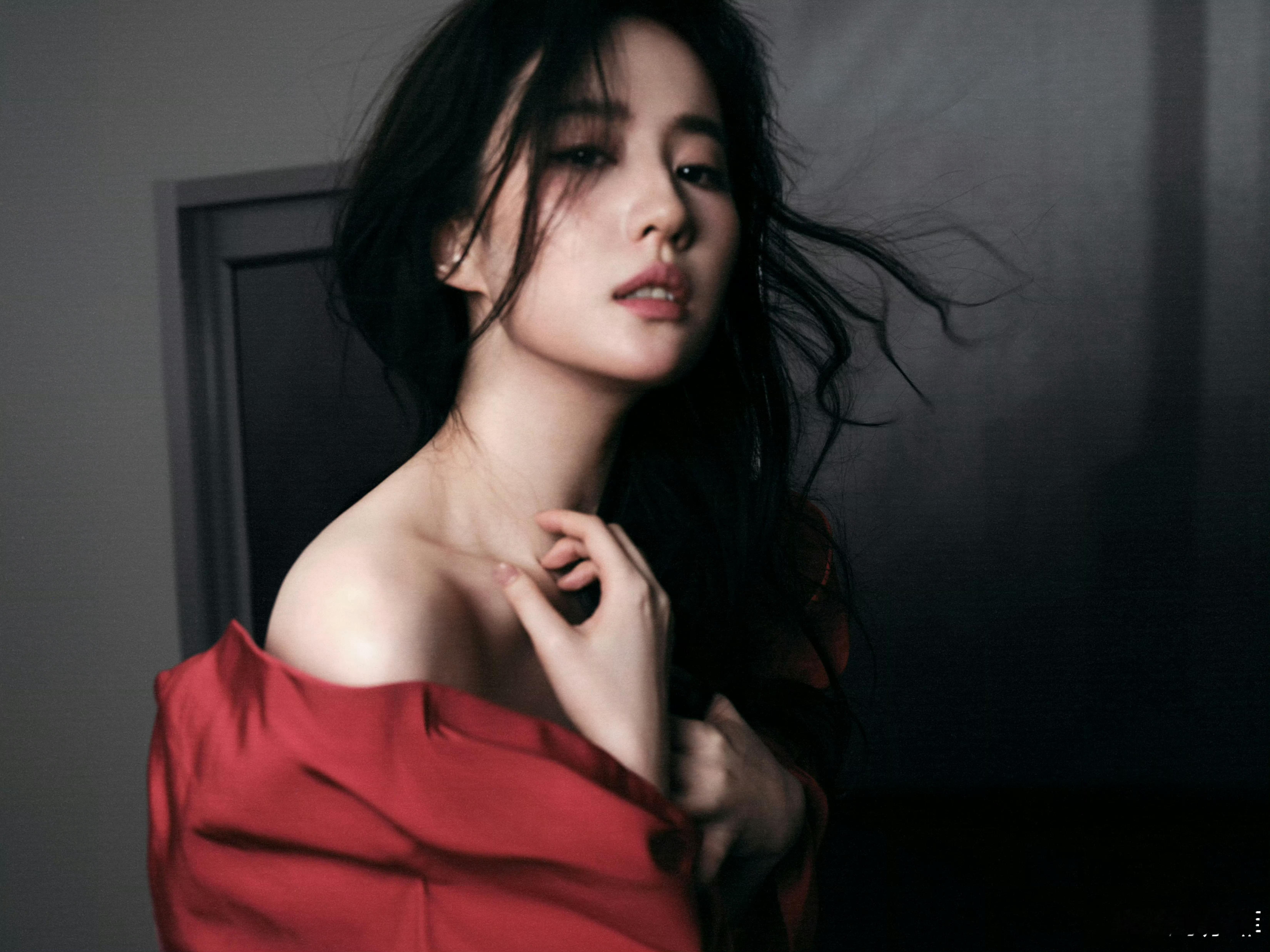 谁来懂一懂这几张呢！！又美又媚，没有任何讨好感，刘亦菲就硬美！！！[抓狂][抓狂