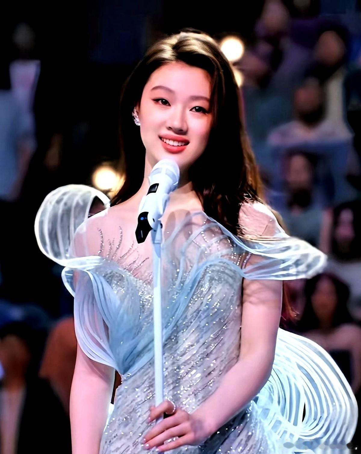 点开华语乐坛00后的履历表，单依纯的名字是个绕不开的异类。 选秀圈有一条不成文的