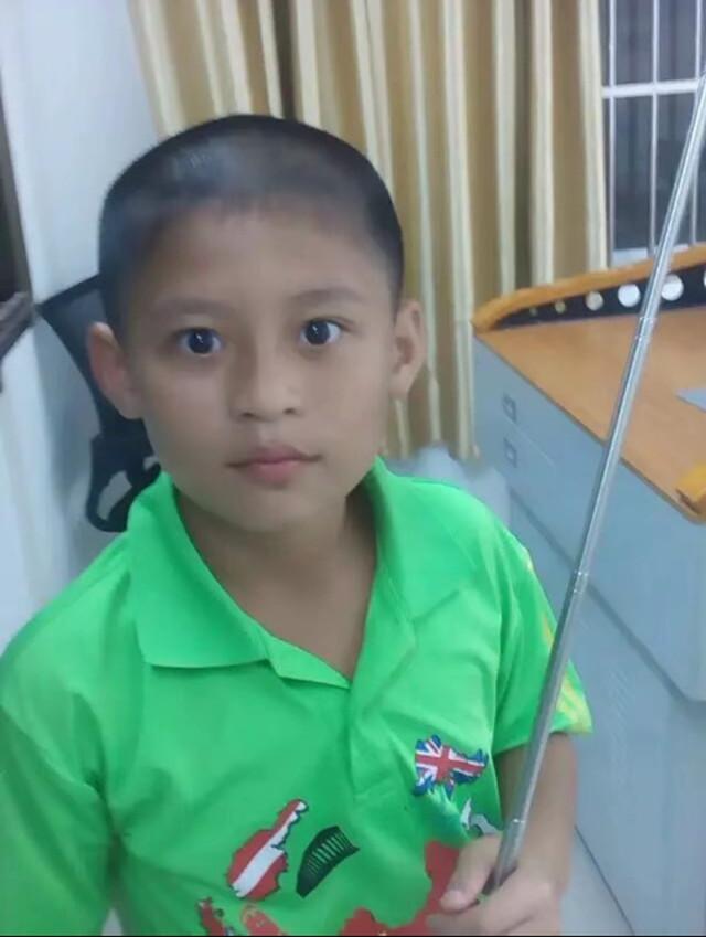 这样的林诗栋你见过吗？
石头的初中同学，
在抖音晒出了石头的年少萌照，
还分享了