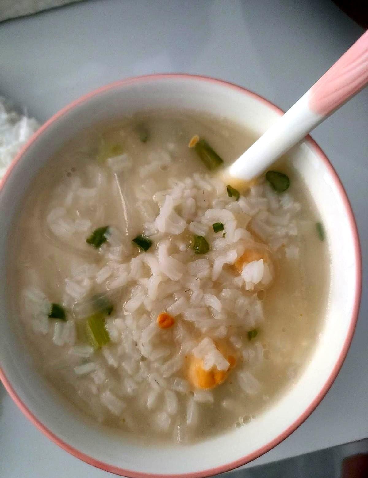 别信那些束腰暴汗服，都是骗钱的。
仰卧起坐练不出马甲线，只练出腰酸。
真能瘦肚子