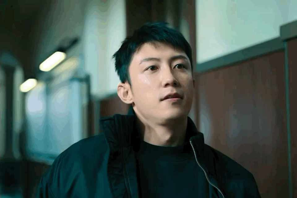 黄景瑜演出了孤胆英雄的味道 看着黄景瑜演绎的秦枫，仿佛看到了真正的孤胆英雄。他不