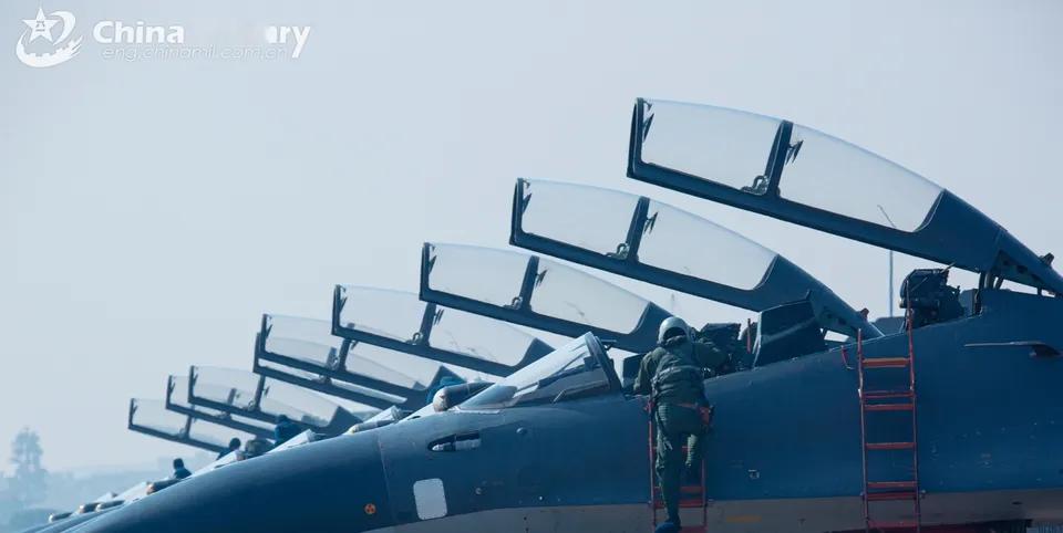 1月4日，东部战区空军航空兵某旅开展飞行训练。图为战机滑出。（英文中国军网/黄国