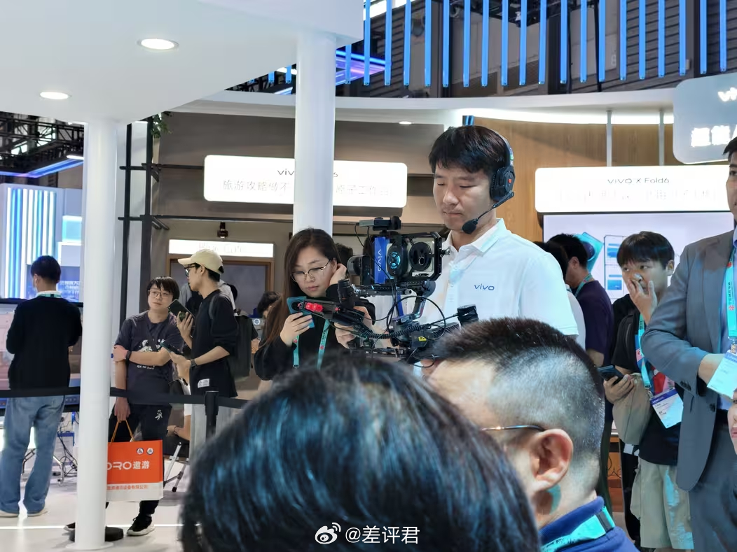 #差评在现场# 来上海 MWC，看到 vivo 已经在拿自家设备拍自家活动了
