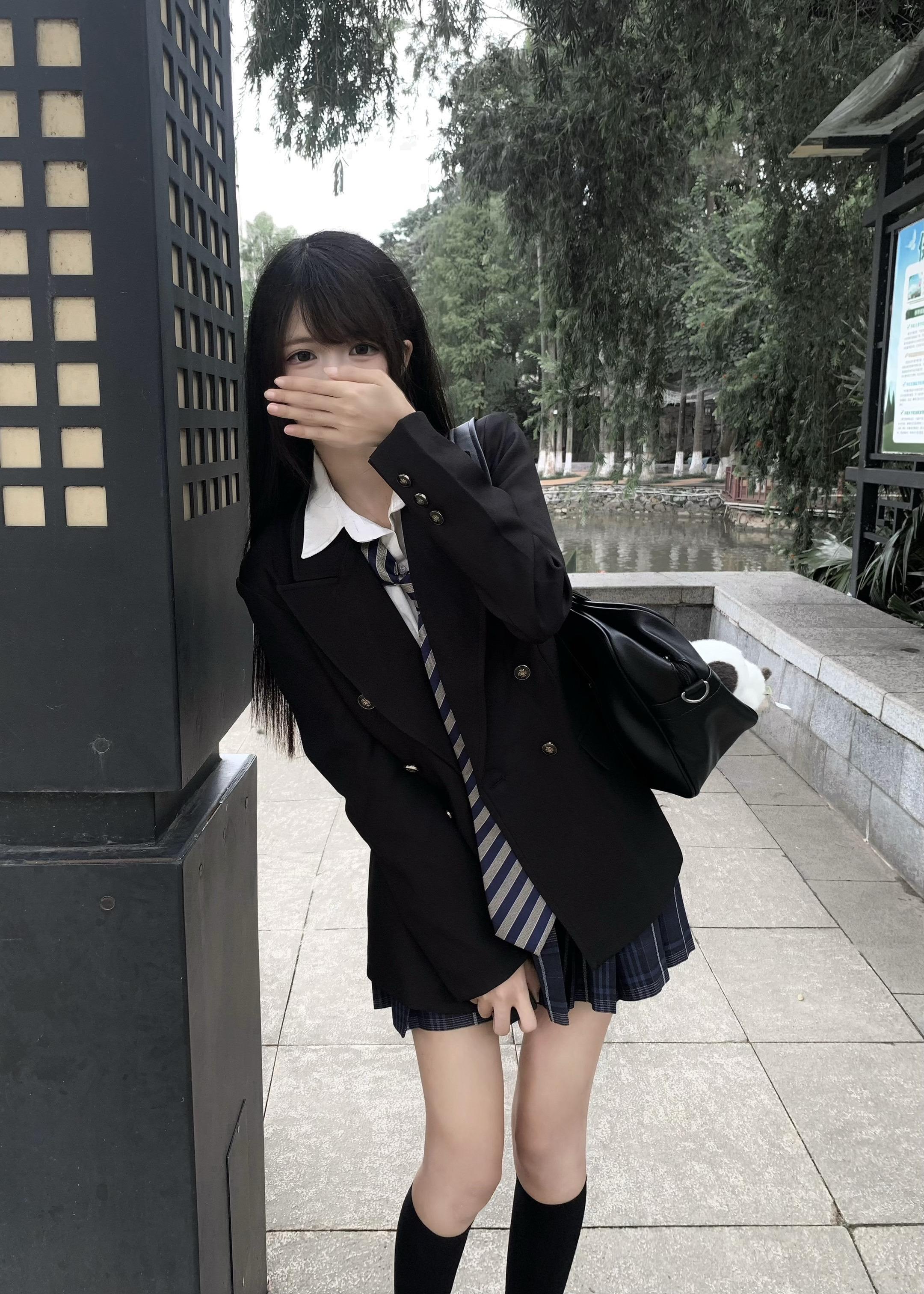 在你最爱的巷弄 我牵着你的笑容。