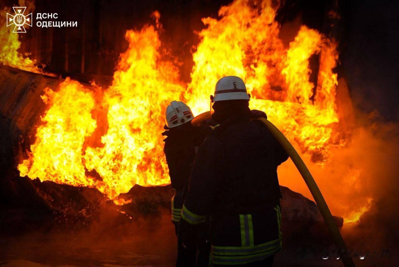 🇺🇦昨天下午，敖德萨州切尔诺莫尔斯克港的集装箱、燃料罐和其他港口基础设施遭到