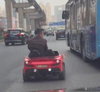 贵阳男子开儿童玩具敞篷车上路，主打一个离谱！喜提罚单+教育套餐。
 
近日，贵阳