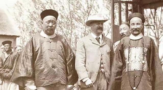 清朝外交官许世英出使欧美，被邀请去看脱衣舞，他一脸欣赏地看完后，记者连忙跑来采访