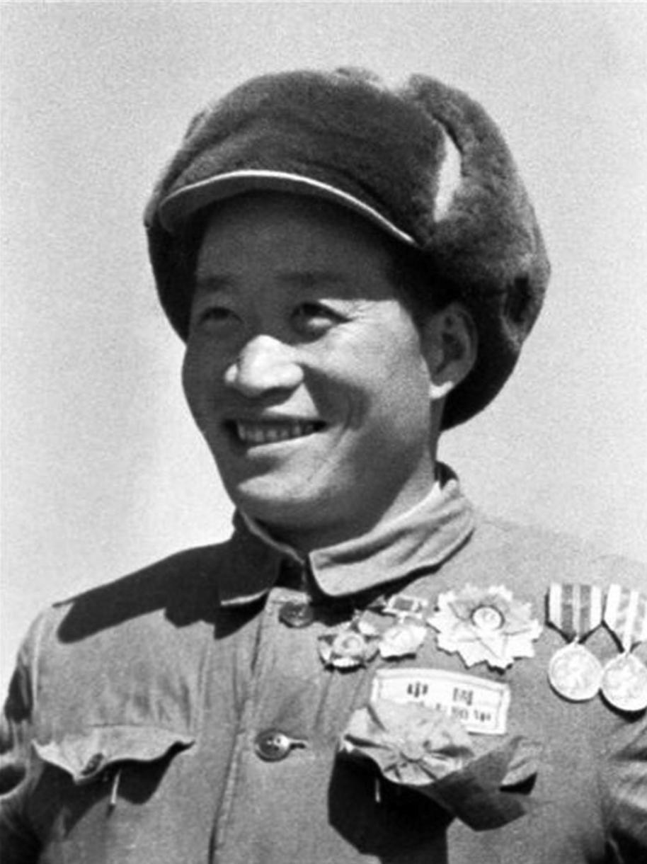 1964年，毛主席看京剧《奇袭白虎团》，严肃问：“严伟才确有其人？”答：“有，叫