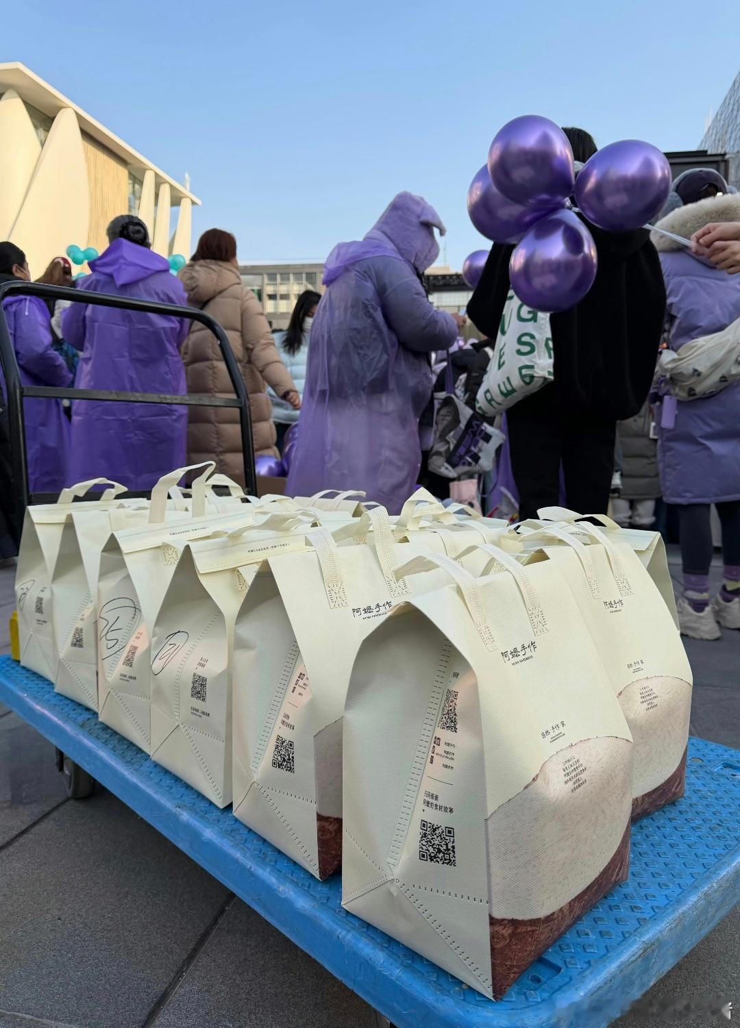 邓为给粉丝的逆应援，还提早定了 200 份手作奶茶，贴心准备了暖宝宝，钻为已有 