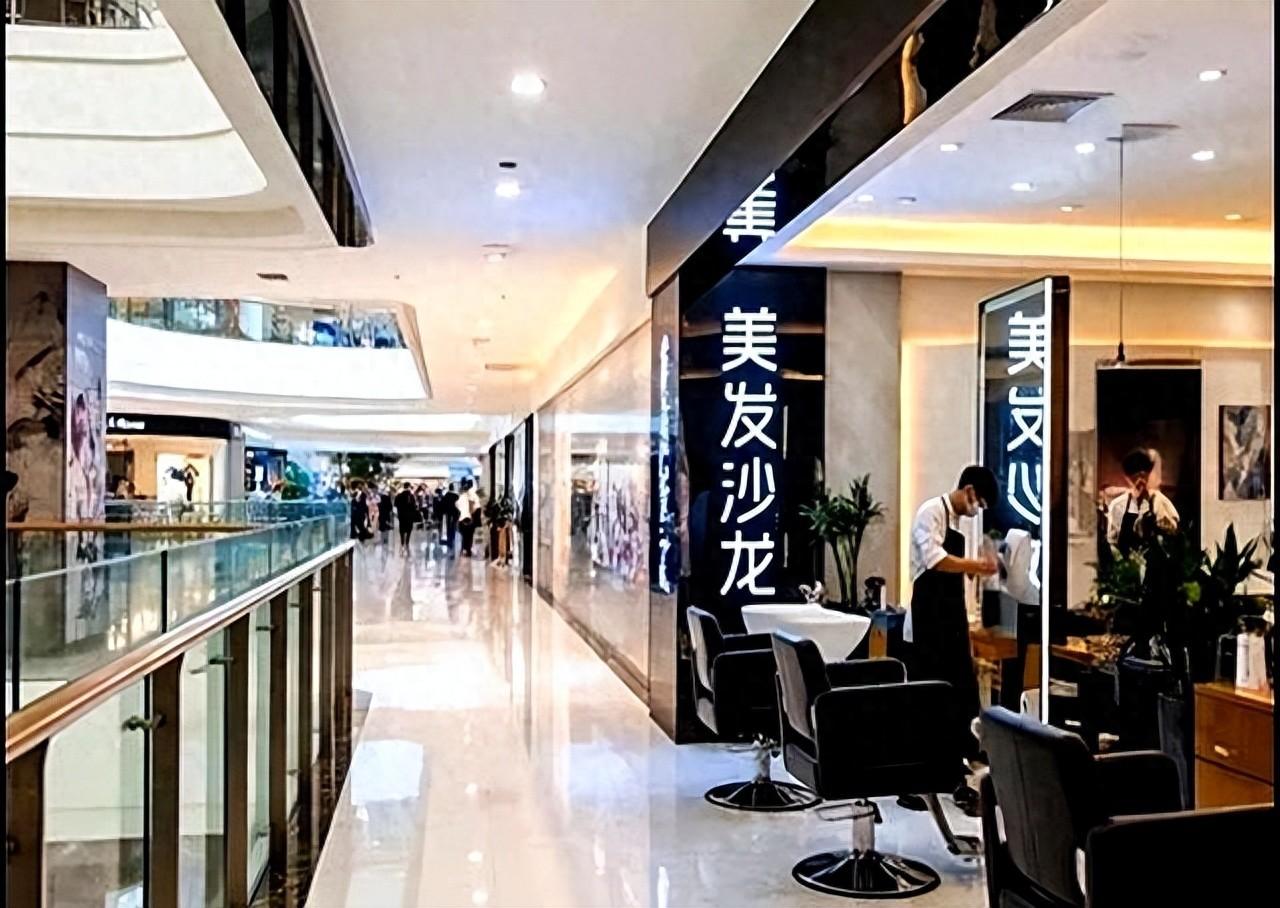30 万家理发店集体猝死：屠杀行业的不是剪刀，是伸向钱包的手！
 
 
现在去理