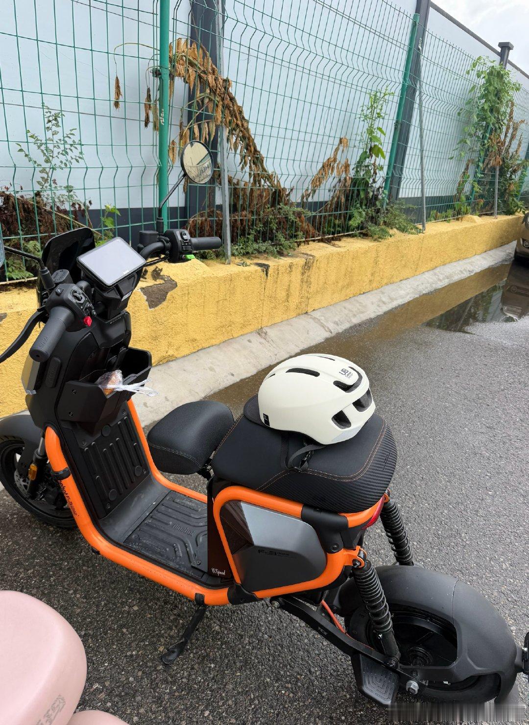 骑上我的小电动到处跑，方便是方便，有点儿影响我运动了本来我是想溜达的 