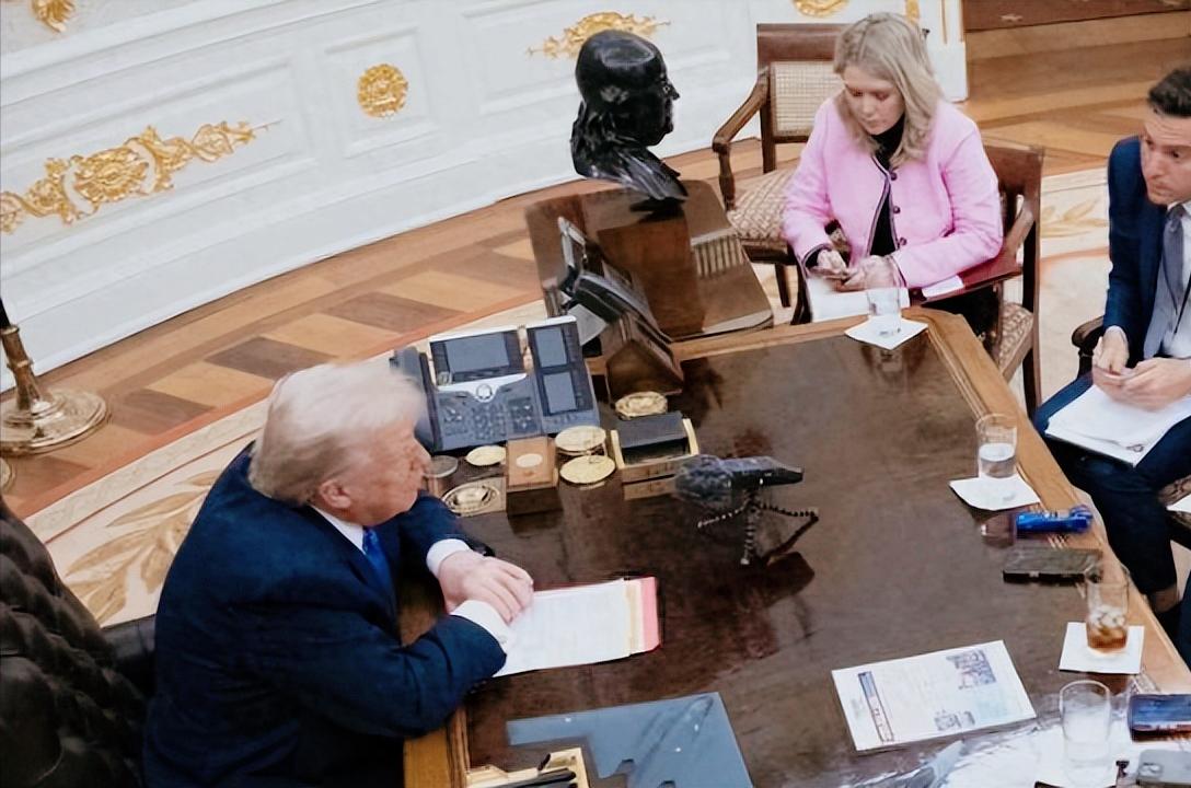 特朗普直接摊牌了！1月8日在接受《纽约时报》采访时，他直言不讳表示自己在海外想干