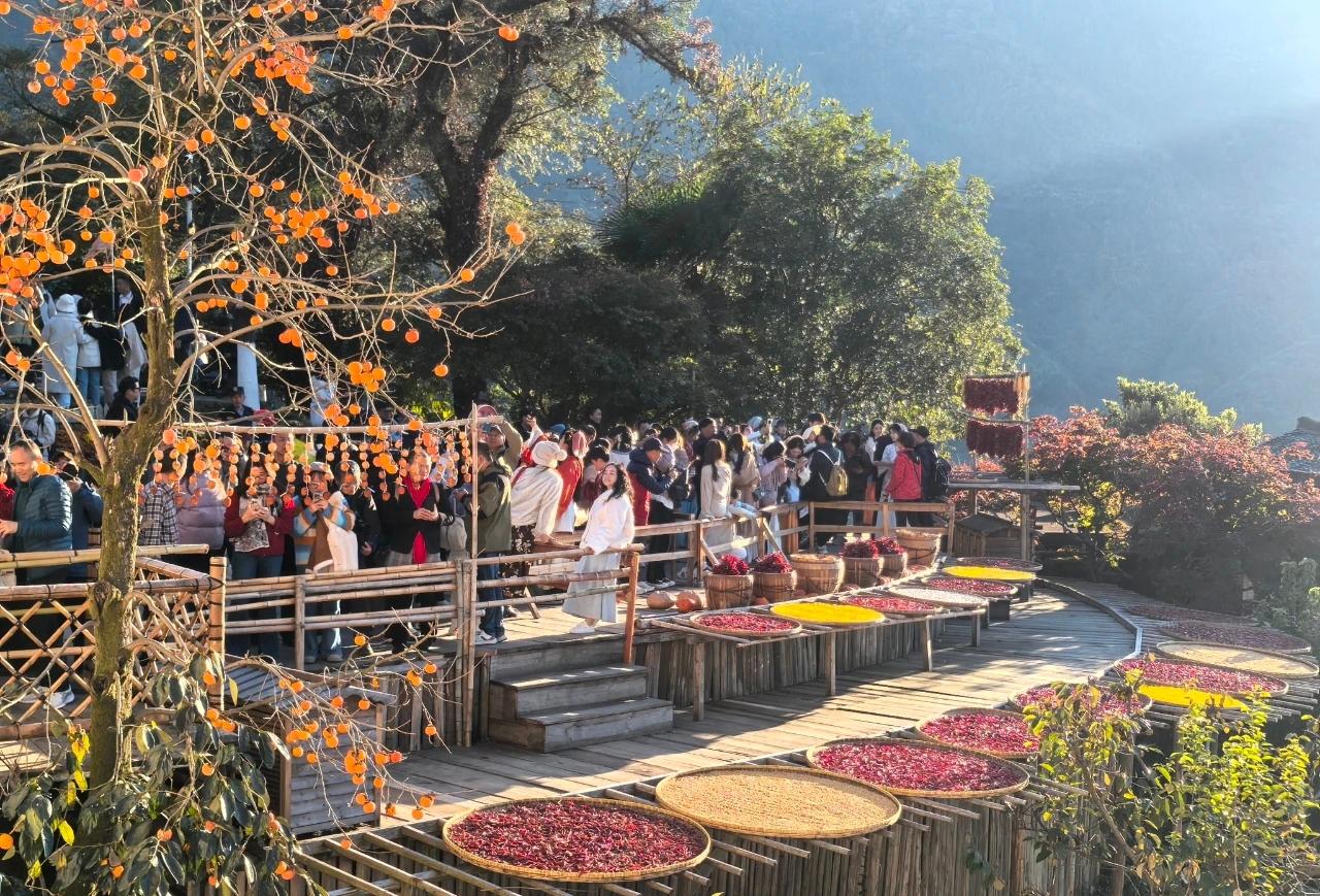 皖南深秋行纪 - 一村一境

“西溪南古村”隶属于黄山市徽州区，离“黄山北”站只