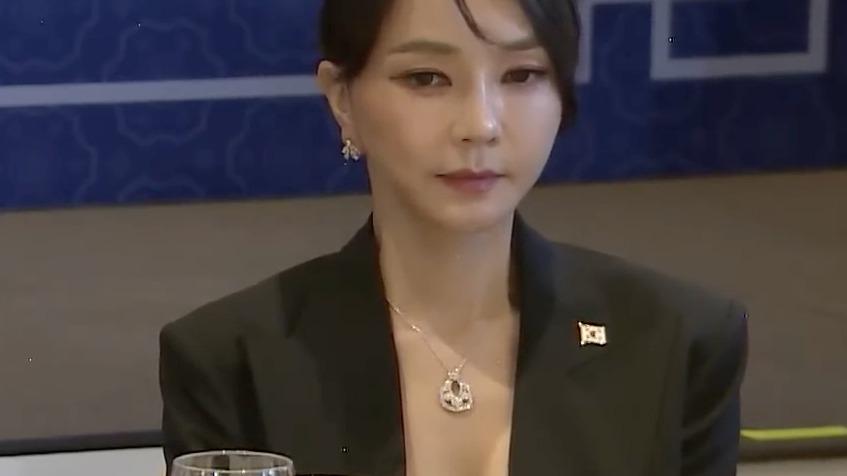 金建希没有想到，韩国检方连自己家人的住宅也搜查了，藏匿的价值6000万韩元钻石项