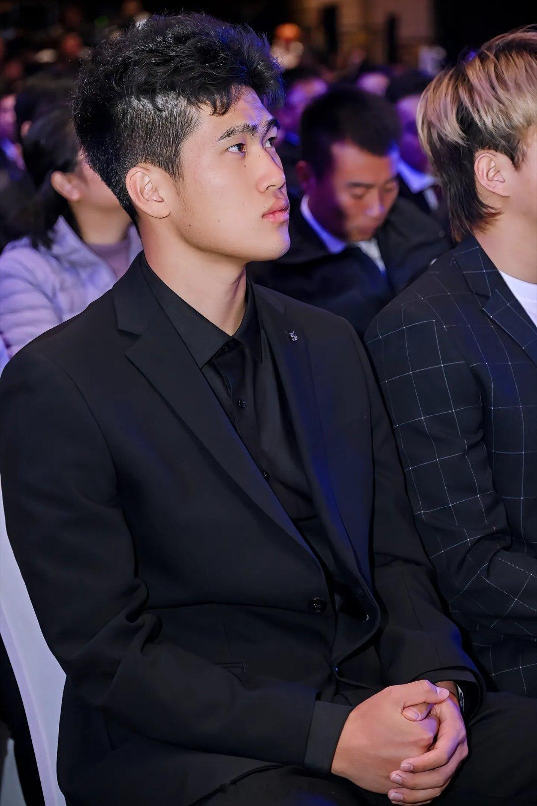 彭啸社媒晒照自由橙山东泰山