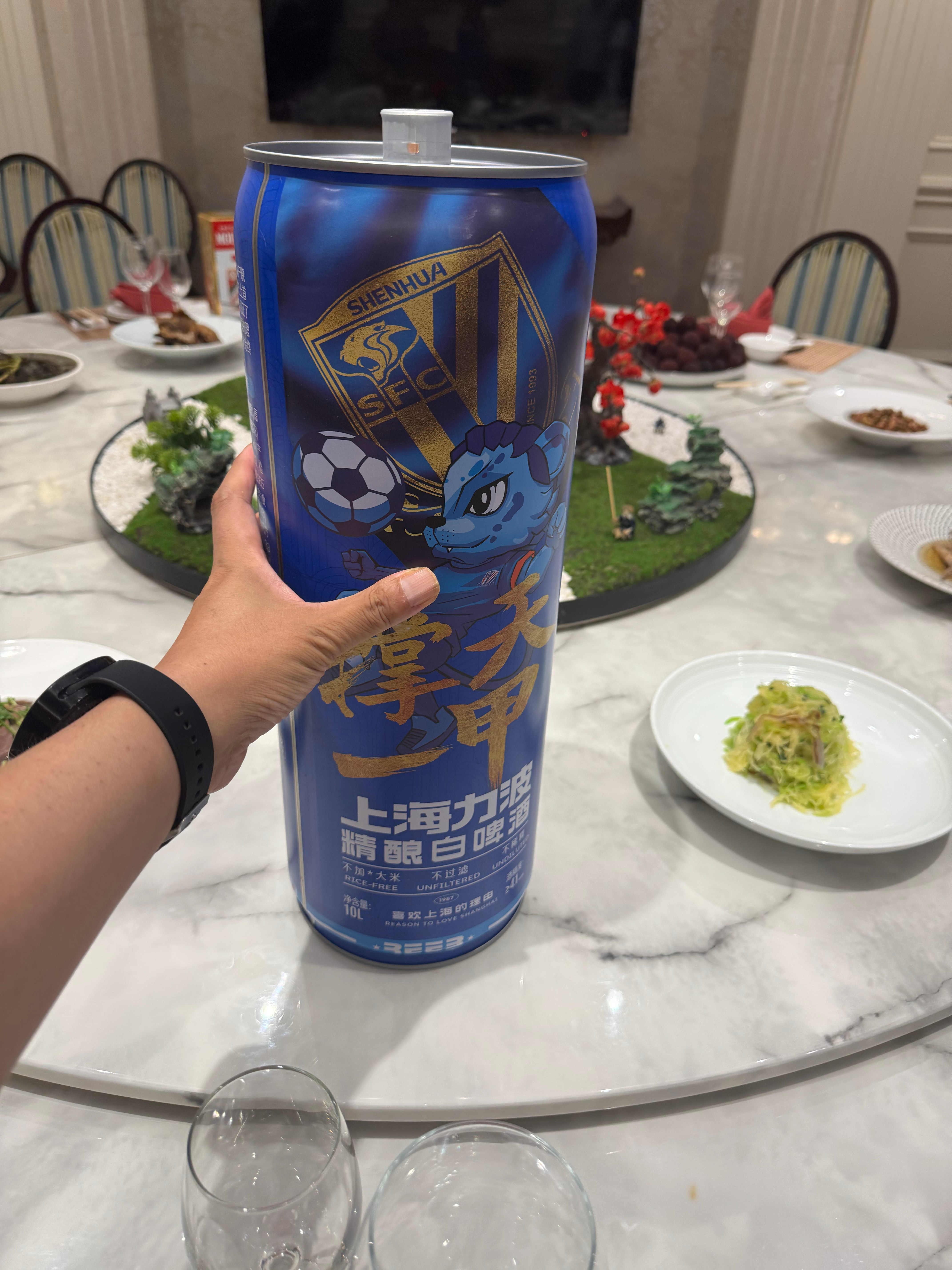 这个申花的庆功啤酒太大了，张大哥让我带回去，我说我扛不动，需要十个人来喝，下次约