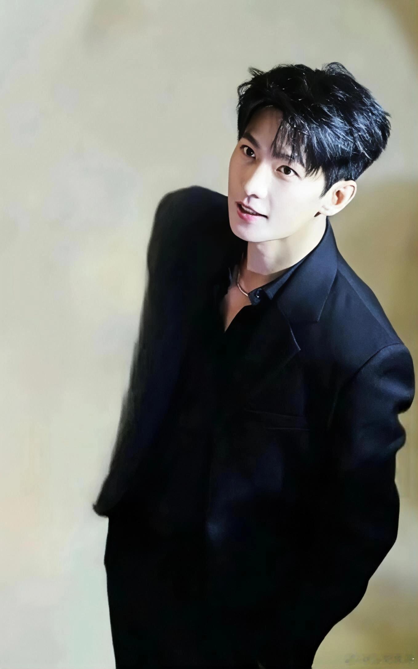 大佬也有追星综合征杨洋神颜压迫感名不虚传 杨洋真的是正儿八经的帅气😎 典型的建