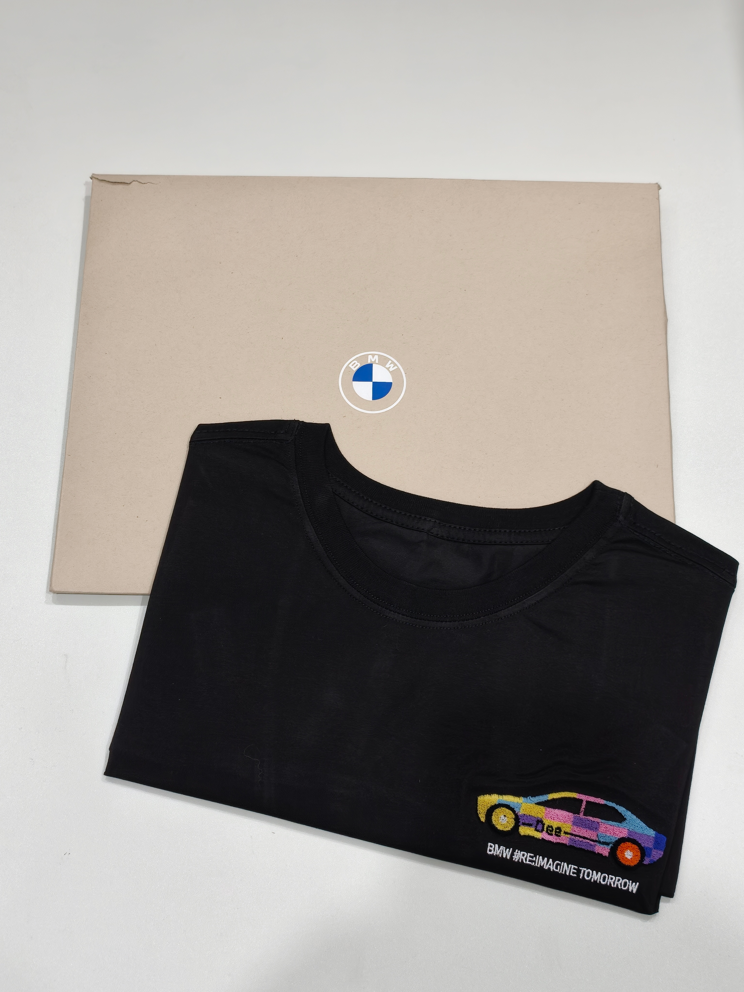 每周【铁粉抽奖】，这周为铁粉们准备的是：宝马 毛巾绣工艺短袖转评赞就能参与，下周