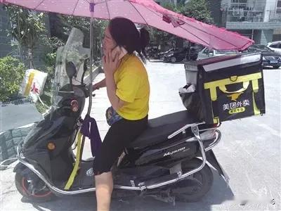 2026街头扎心现实：外卖女骑手越来越多，藏着最真实的女性生存现状
 
走在20