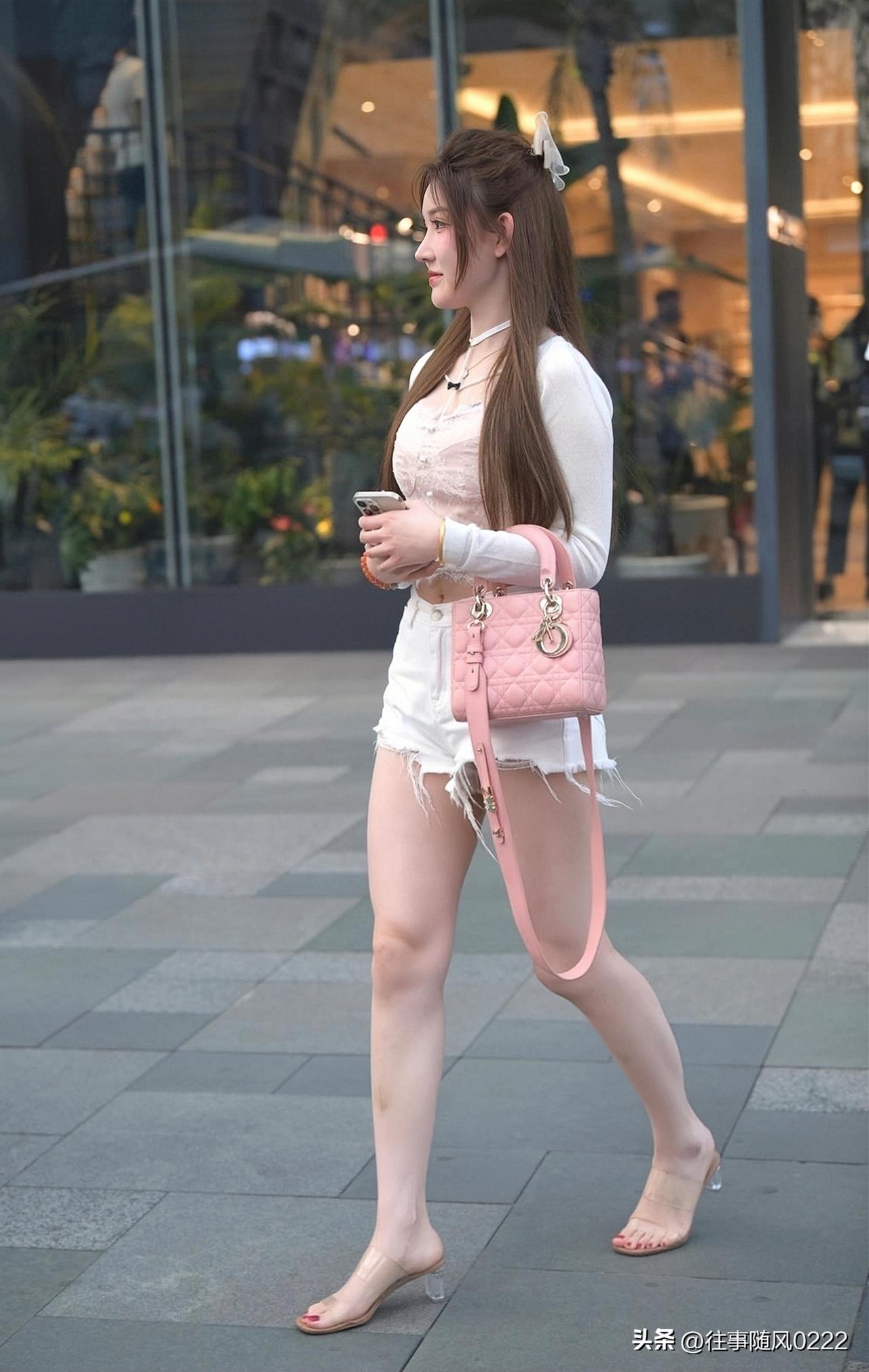 甜美少女风穿搭，粉色包包与高跟鞋相得益彰，时尚又优雅