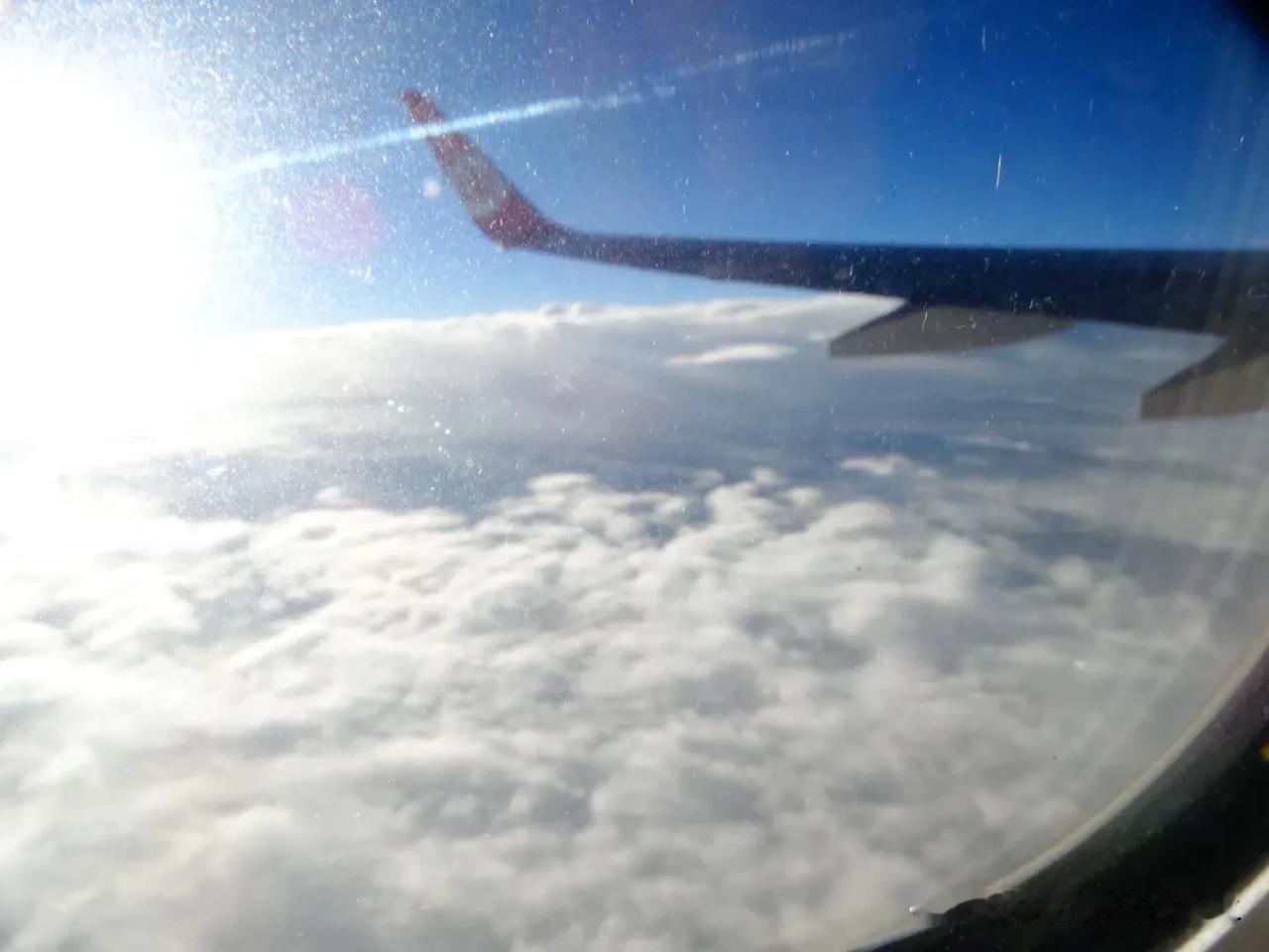 #分享一张飞机窗外的天空#