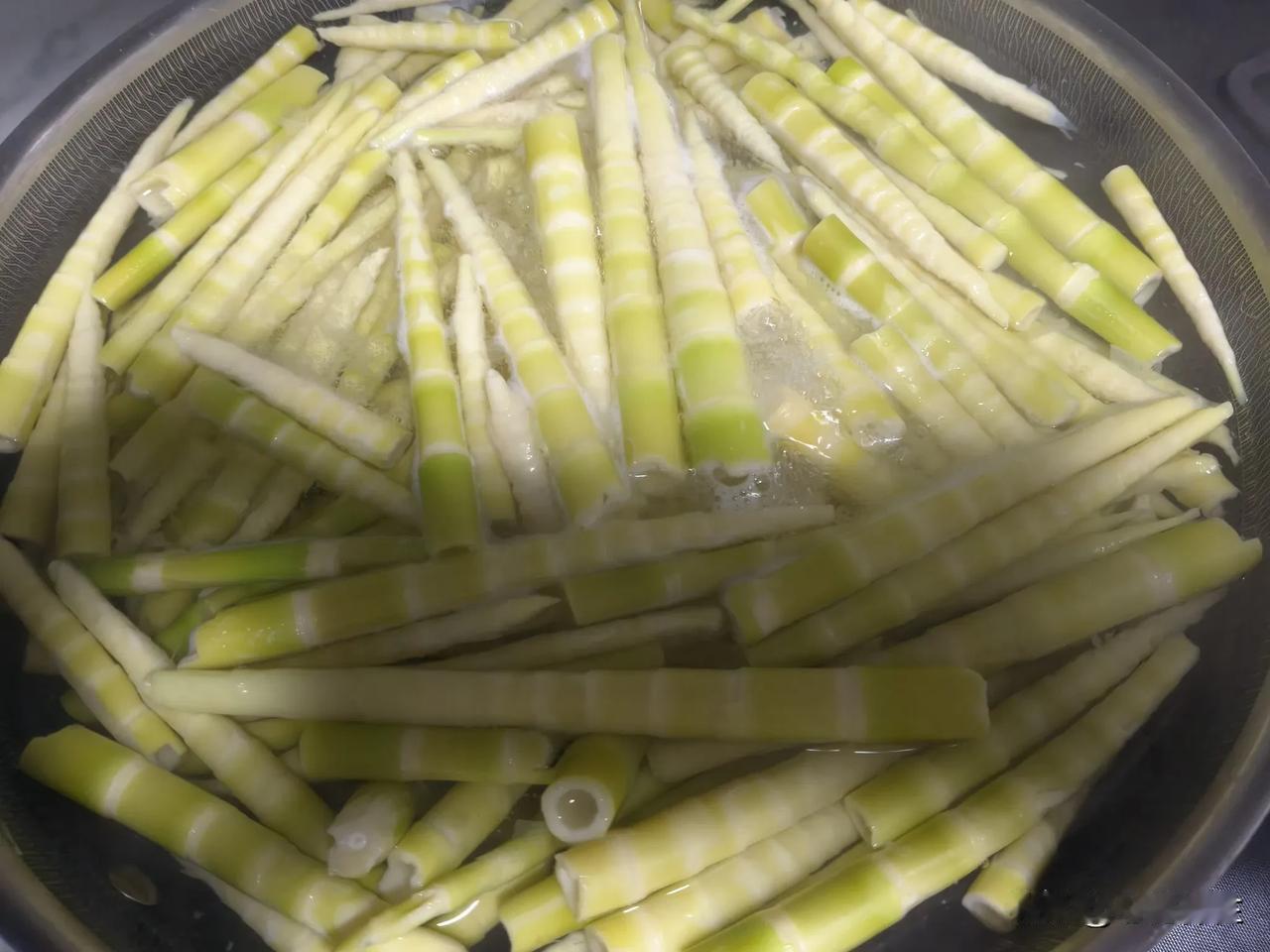 新鲜小竹笋保存方法分享

        剥皮打老之后洗净，等水开后继续煮沸四五